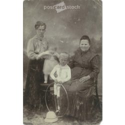   1919 - Édesanya menyével és az unokákkal. Egy évvel a háború után. Eredeti papírkép. Képeslap, fotólap. (2791906)