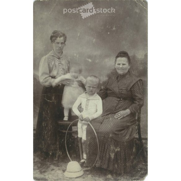 1919 - Édesanya menyével és az unokákkal. Egy évvel a háború után. Eredeti papírkép. Képeslap, fotólap. (2791906)