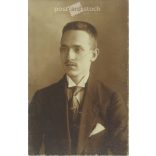 1916 - Fiatalember elegáns öltözékben. Műtermi felvételen. Eredeti papírkép. Képeslap, fotólap. (2791908)