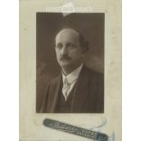 1920 - Középkorú férfi portréfotója. Műtermi felvételen. Eredeti papírkép, kartonra kasírozva. (2791910)