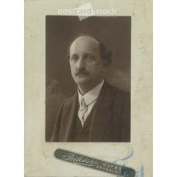   1920 - Középkorú férfi portréfotója. Műtermi felvételen. Eredeti papírkép, kartonra kasírozva. (2791910)
