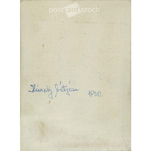 1920 - Középkorú férfi portréfotója. Műtermi felvételen. Eredeti papírkép, kartonra kasírozva. (2791910)