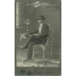   Pottok Sándor fényképészeti műterme, Budapest. Egészalakos, műtermi felvétel, fiatal, tehetős férfiről aki divatos kalapban és öltönyben ülve pózol. Kabinetfotó / keményhátú fotó / vizitkártya. (2791915)