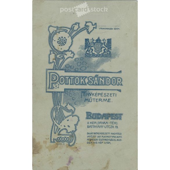 Pottok Sándor fényképészeti műterme, Budapest. Egészalakos, műtermi felvétel, fiatal, tehetős férfiről aki divatos kalapban és öltönyben ülve pózol. Kabinetfotó / keményhátú fotó / vizitkártya. (2791915)