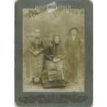 Nagymama és az unokák, még a háború előtt. Kabinetfotó / keményhátú fotó / vizitkártya. (2791916)