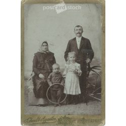  Schmidt Ágoston fényképészeti műterme, Budapest. Középosztálybeli, kétgyermekes család, egészalakos, műtermi fotója. Kabinetfotó / keményhátú fotó / vizitkártya. (2791917)