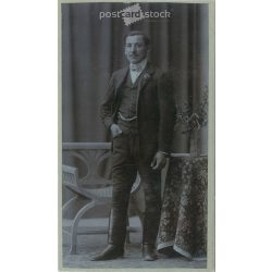   Tehetős, középkorú férfi, egészalakos, műtermi fotója. Kabinetfotó / keményhátú fotó / vizitkártya, CDV fotó. (2791919)