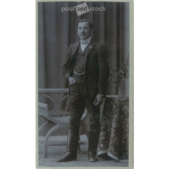 Tehetős, középkorú férfi, egészalakos, műtermi fotója. Kabinetfotó / keményhátú fotó / vizitkártya, CDV fotó. (2791919)