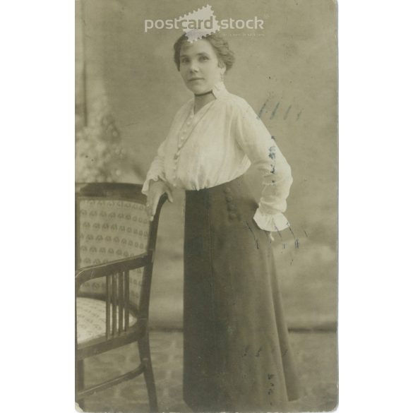 1917 - Elegáns hölgy fotója. Divatos, előkelő öltözékben. Eredeti papírkép. Képeslap, fotólap. (2791934)