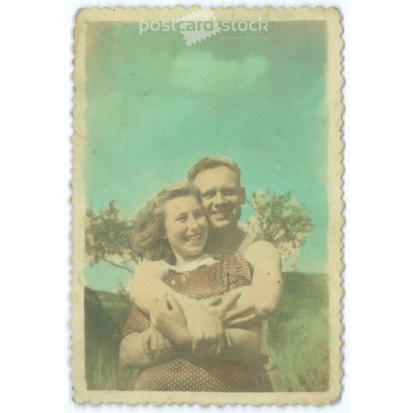 Fiatal pár napsütésben. Eredeti papírkép. Színezett fotó. 1940-es évek. (2791938)