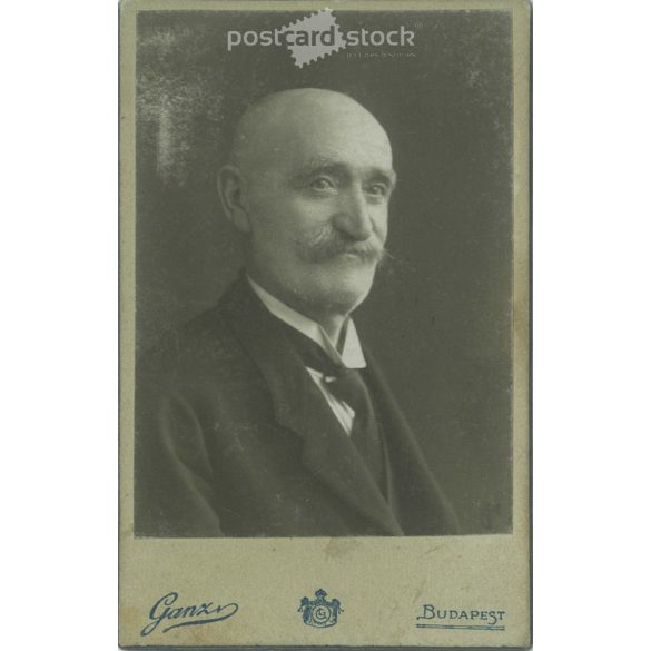 Ganz, budapesti fotóműtermében készült kabinetfotó. Tehetős, középkorú férfi, műtermi portréfotója. Kabinetfotó / keményhátú fotó / vizitkártya, CDV fotó. (2791940)