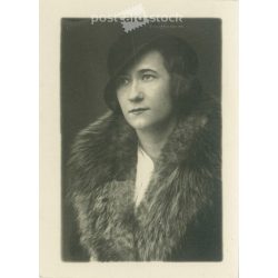   Divatosan felöltözött, fiatal nő portréfotója az 1930-as évekből. Kalap és szőrme bunda. Eredeti papírkép. Műtermi felvétel. (2791941)