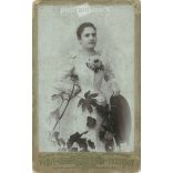 Hawel Agoston festő és fényképész munkája 1910-es évek, Losoncz. Fiatal hölgy, műtermi portréfotója. Izgalmas kompozíció élő virággal kombinálva. Kabinetfotó / keményhátú fotó / vizitkártya, CDV fotó. (2791942)