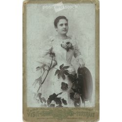   Hawel Agoston festő és fényképész munkája 1910-es évek, Losoncz. Fiatal hölgy, műtermi portréfotója. Izgalmas kompozíció élő virággal kombinálva. Kabinetfotó / keményhátú fotó / vizitkártya, CDV fotó. (2791942)
