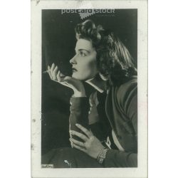   Karády Katalin, Inkey Tibor műtermi profil portréja, cigarettával 1930-as évek. Zselatinos ezüst. (2791943)