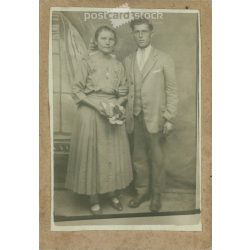   Fiatal pár egészalakos fotója, műtermi felvétel, kartonra kasírozva. Eredeti papírkép a századforduló elejéről. (2791945)