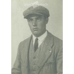   1927 - Ferdinand Graff fotóműtermében készült, fiatal férfi portréfotója. Bécs. Eredeti papírkép. (2791946)
