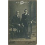 Botfan M. fotóműtermében készült, fiatal fivérek egészalakos fotója, elegáns öltönyben. Budapest. Eredeti papírkép. Kabinetfotó / keményhátú fotó. (2791947)