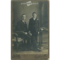   Botfan M. fotóműtermében készült, fiatal fivérek egészalakos fotója, elegáns öltönyben. Budapest. Eredeti papírkép. Kabinetfotó / keményhátú fotó. (2791947)