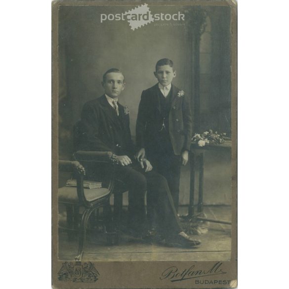 Botfan M. fotóműtermében készült, fiatal fivérek egészalakos fotója, elegáns öltönyben. Budapest. Eredeti papírkép. Kabinetfotó / keményhátú fotó. (2791947)
