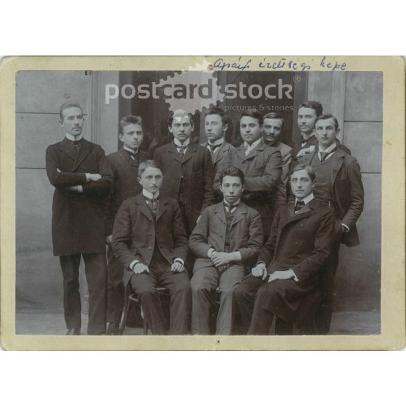 „Apám érettségi képe” felirattal csoportkép. Eredeti papírkép. Kabinetfotó / keményhátú fotó. (2791949)