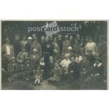 1926 - Csoportkép a szabadban, nők, gyerekek és papok. Eredeti papírkép. (2791950)