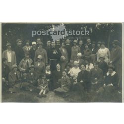   1926 - Csoportkép a szabadban, nők, gyerekek és papok. Eredeti papírkép. (2791950)