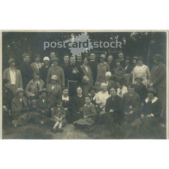 1926 - Csoportkép a szabadban, nők, gyerekek és papok. Eredeti papírkép. (2791950)