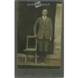 Alsóosztálybeli, fiatalember műtermi, egészalakos fotója. Kabinetfotó / keményhátú fotó / vizitkártya, CDV fotó. (2791955)