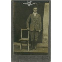   Alsóosztálybeli, fiatalember műtermi, egészalakos fotója. Kabinetfotó / keményhátú fotó / vizitkártya, CDV fotó. (2791955)