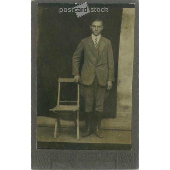 Alsóosztálybeli, fiatalember műtermi, egészalakos fotója. Kabinetfotó / keményhátú fotó / vizitkártya, CDV fotó. (2791955)