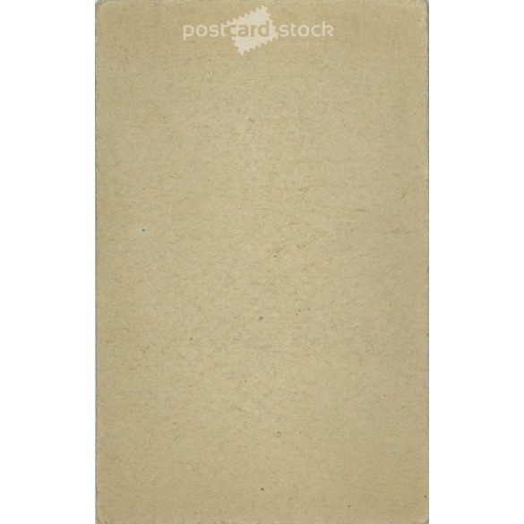 Alsóosztálybeli, fiatalember műtermi, egészalakos fotója. Kabinetfotó / keményhátú fotó / vizitkártya, CDV fotó. (2791955)