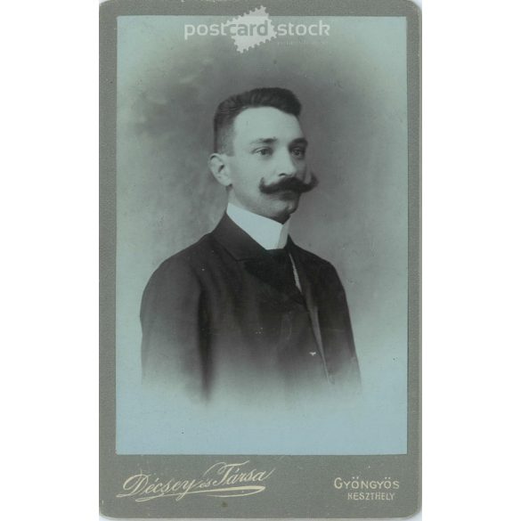 Décsei és Társa, gyöngyösi fotóműtermében készült kabinetfotó. Tehetős, karakteres bajuszos fiatal férfi, műtermi portréfotója. Kabinetfotó / keményhátú fotó / vizitkártya, CDV fotó. (2791956)