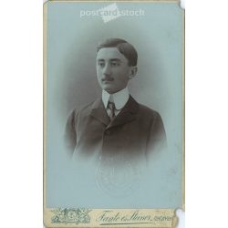   Fantó és Steiner, gyöngyösi fotóműtermében készült kabinetfotó. Gyurasovits Ferenc, művészi portréfotója. Kabinetfotó / keményhátú fotó / vizitkártya, CDV fotó. (2791957)