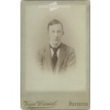 Vogel Dániel, rozsnyói fotóműtermében készült kabinetfotó. Sárkány Karcsi portréfotója. Kabinetfotó / keményhátú fotó / vizitkártya, CDV fotó. (2791959)