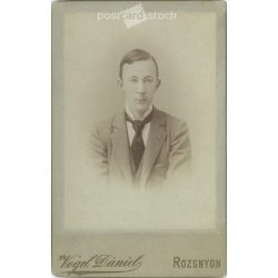   Vogel Dániel, rozsnyói fotóműtermében készült kabinetfotó. Sárkány Karcsi portréfotója. Kabinetfotó / keményhátú fotó / vizitkártya, CDV fotó. (2791959)