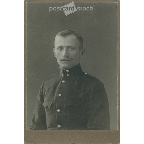 Fiatal katonatiszt műtermi portréfotója, Kabinetfotó / keményhátú fotó / vizitkártya, CDV fotó. (2791960)