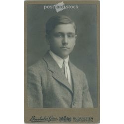   Brunhuber Géza, budapesti fotóműtermében készült kabinetfotó. Fiatalember művészi portréfotója, elegáns öltönyben, nyakkendőben. Kabinetfotó / keményhátú fotó / vizitkártya, CDV fotó. (2791961)