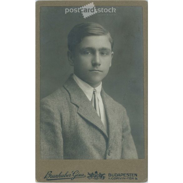Brunhuber Géza, budapesti fotóműtermében készült kabinetfotó. Fiatalember művészi portréfotója, elegáns öltönyben, nyakkendőben. Kabinetfotó / keményhátú fotó / vizitkártya, CDV fotó. (2791961)
