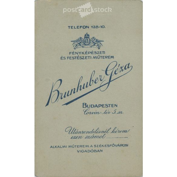 Brunhuber Géza, budapesti fotóműtermében készült kabinetfotó. Fiatalember művészi portréfotója, elegáns öltönyben, nyakkendőben. Kabinetfotó / keményhátú fotó / vizitkártya, CDV fotó. (2791961)