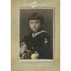   Kisfiú művészi portréfotója, matróz felsőben, virággal. Színezett papírkép. (2791963)