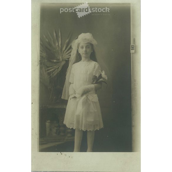 Elsőáldozó kislány fotója. Papírkép. (2791964)