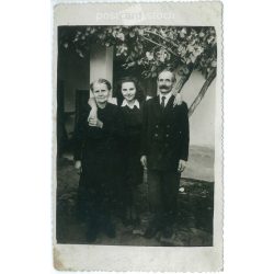   1945 - Tóth Lajos, földesi fényképészmester műtermében készült fotó. „Nagyszülők és az unoka.” Néhány hónappal a háború vége után. Eredeti papírkép. Képeslap, fotólap. (2791969)