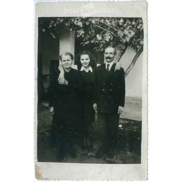 1945 - Tóth Lajos, földesi fényképészmester műtermében készült fotó. „Nagyszülők és az unoka.” Néhány hónappal a háború vége után. Eredeti papírkép. Képeslap, fotólap. (2791969)