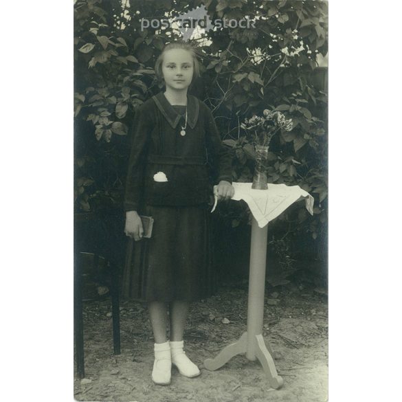 1937 - Elsőáldozó kislány fotója. Eredeti papírkép. Képeslap, fotólap. (2791970)
