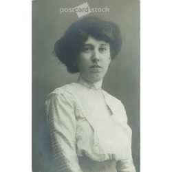   Fiatal nő műtermi portréfotója. 1930-as évek. Eredeti papírkép. Képeslap, fotólap. (2791971)