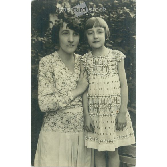 1933 - „Anya és lánya” fotó a kertben. Eredeti papírkép. Képeslap, fotólap. (2791972)