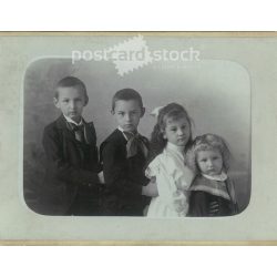   Herz Henrik, fényképészeti műtermében készült kabinetfotó. Budapest. Négy testvér, akár mint az orgonasípok. Kabinetfotó / keményhátú fotó / vizitkártya, CDV fotó. (2791983)