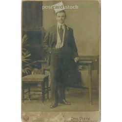   1915 - Emil Dietz, fényképészeti műtermében készült kabinetfotó. Pilsen. Uhrin István egészalakos fotója. Kabinetfotó / keményhátú fotó / vizitkártya, CDV fotó. (2791986)