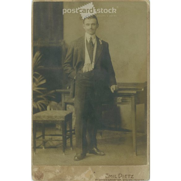 1915 – Emil Dietz, fényképészeti műtermében készült kabinetfotó. Pilsen. Uhrin István egészalakos fotója. Kabinetfotó / keményhátú fotó / vizitkártya, CDV fotó. (2791986)